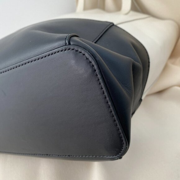 Everlane Vertical Leather Tote Bag in Black/Ivory - Picture 5 of 9